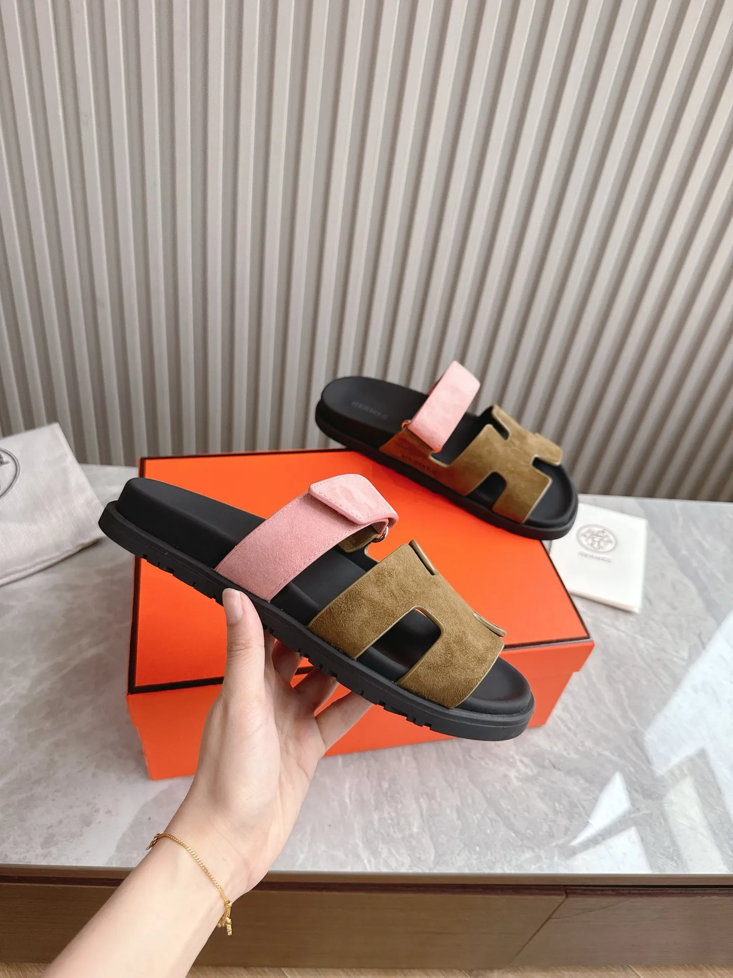 p480🐮🐮Couple model (top version) H family 2024 spring and summer new style HERMES Hermes' recently popular couple model pig nose angle sandals and slippers, paired with various colorful socks, popular. Upper: imported original deerskin (the genuine leather edging is not ordinary super migration). Lining: imported genuine leather. Outsole: Tpu non-slip and wear-resistant outsole. Size: Female 35-42 (40/42 non-returnable and non-exchangeable) Male size: 39-45 (45 non-refundable and non-exchangeable)